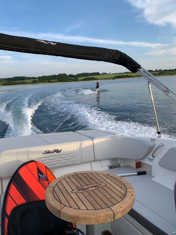 Sea Ray SPX 210