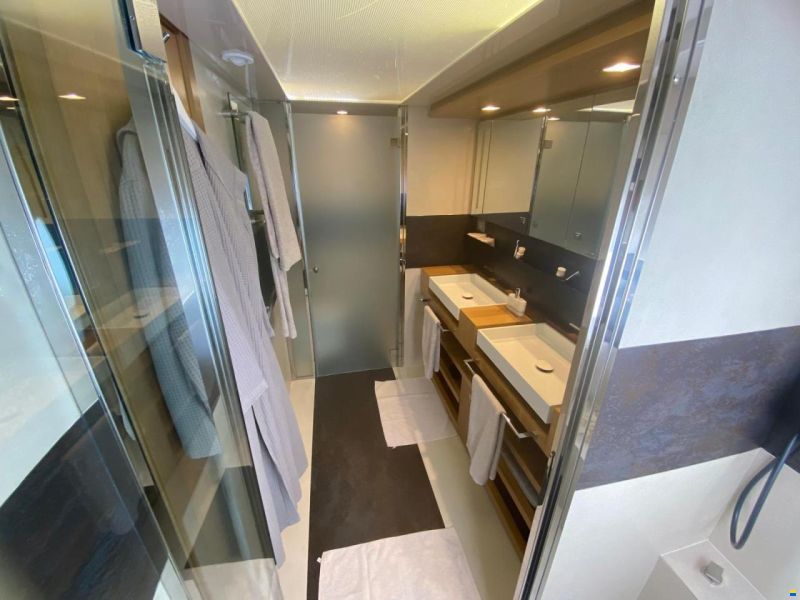 Ferretti Custom Line 100
