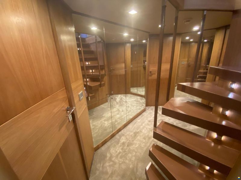 Ferretti Custom Line 100
