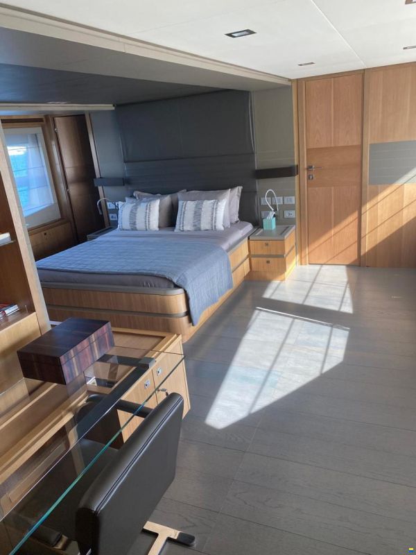 Ferretti Custom Line 100