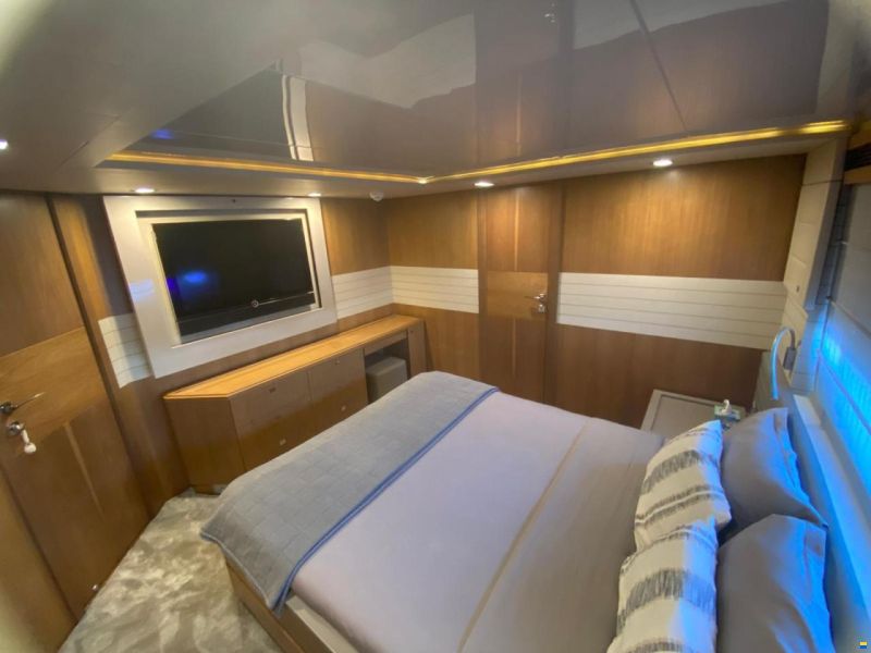 Ferretti Custom Line 100