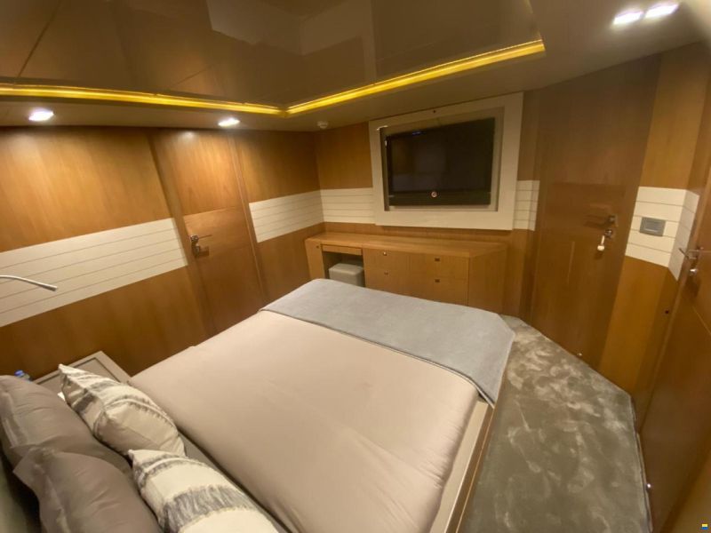 Ferretti Custom Line 100