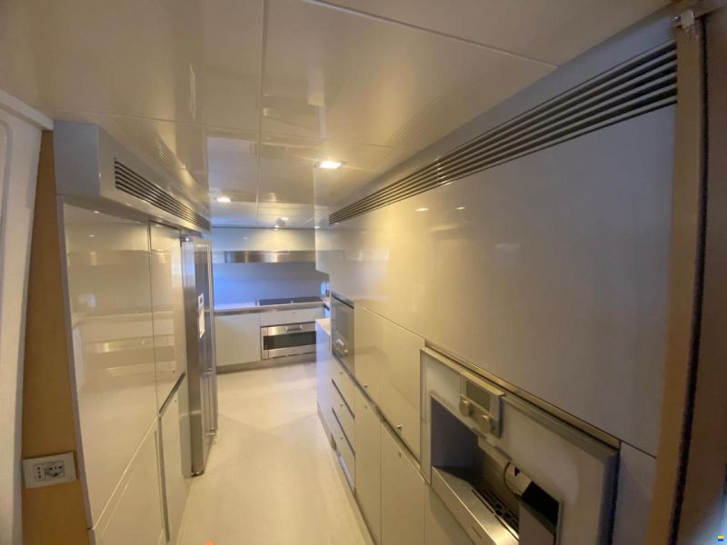 Ferretti Custom Line 100