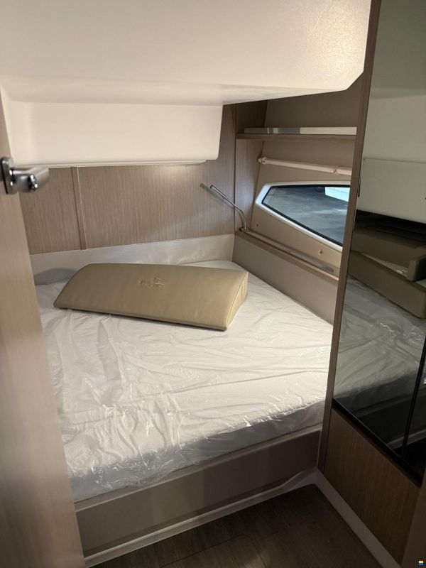 Sealine S335
