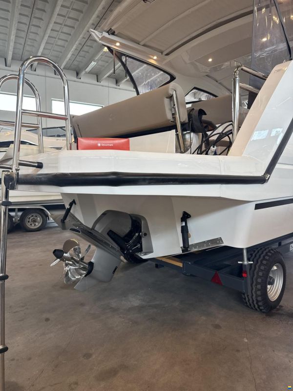 Sealine S335