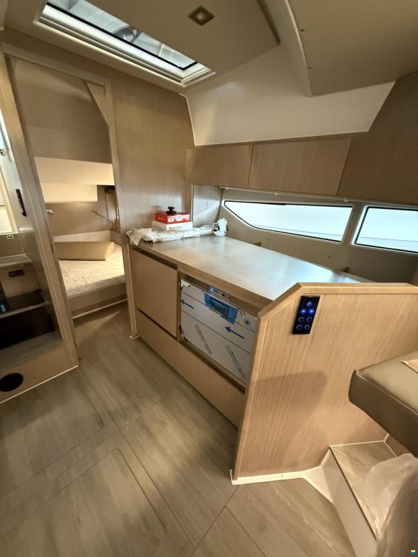 Sealine S335