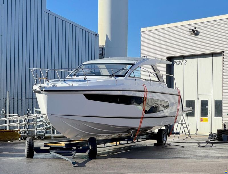 Sealine S335