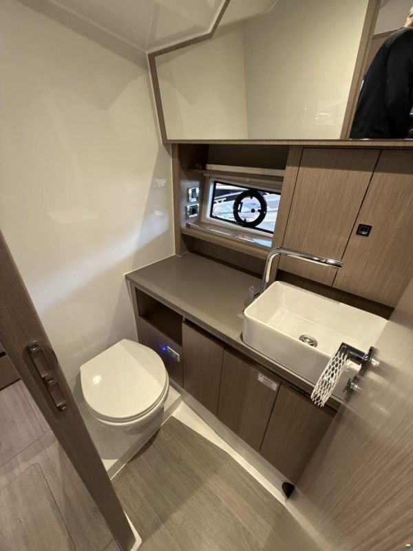 Sealine S335