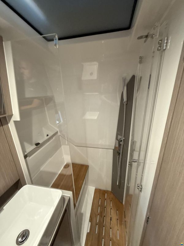 Sealine S335