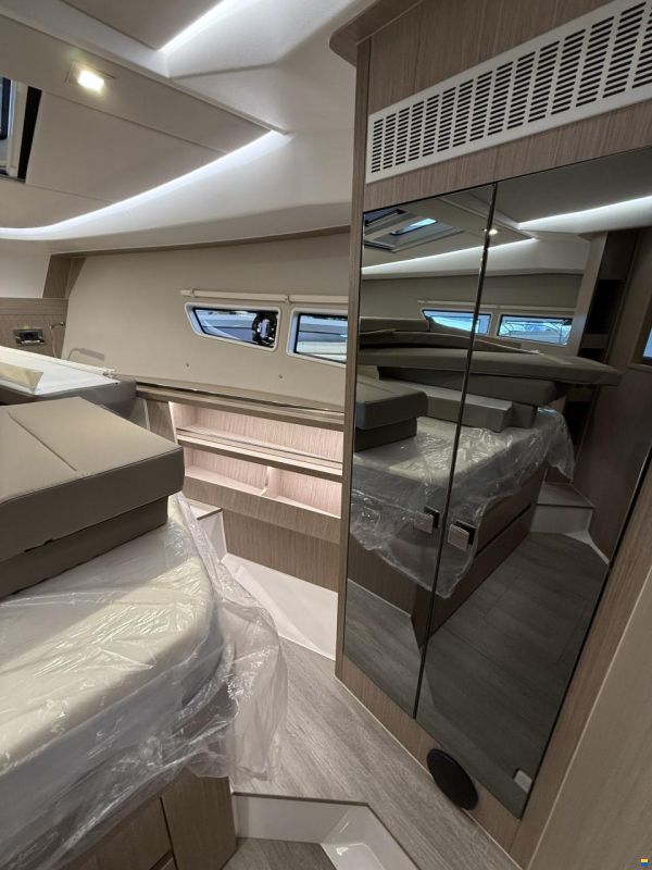 Sealine S335
