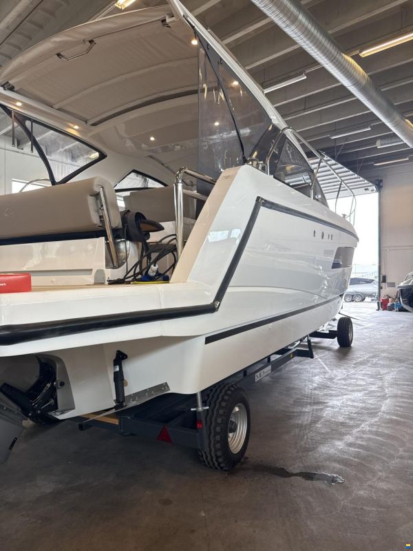 Sealine S335