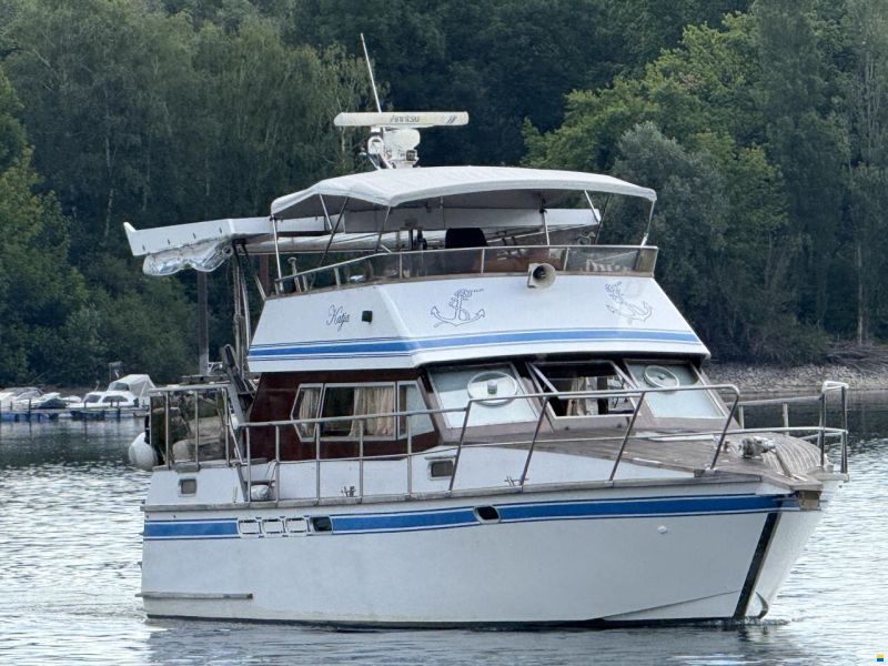 Motoryacht mit Flybridge