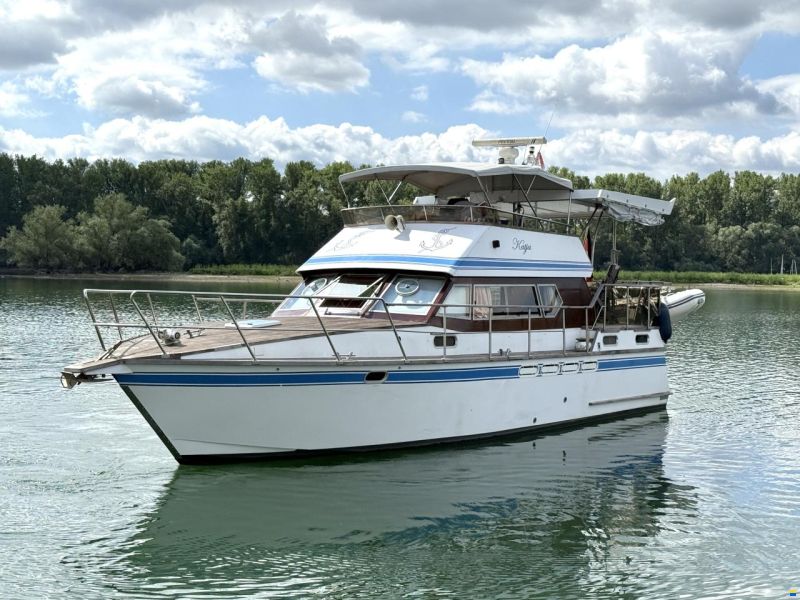 Motoryacht mit Flybridge