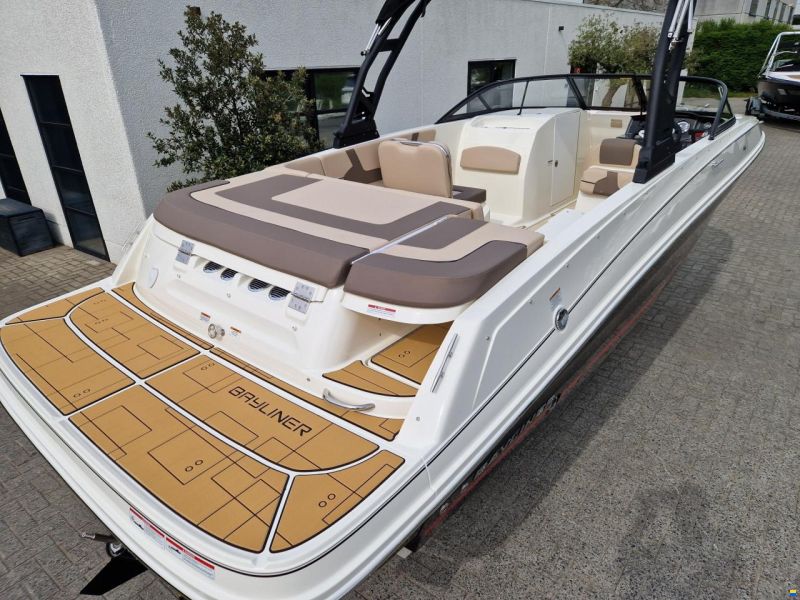 Bayliner VR6 - 250hp - 2025