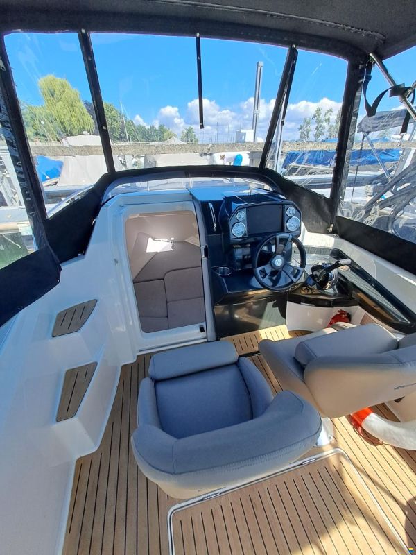 Quicksilver Aktiv 555 Cabin