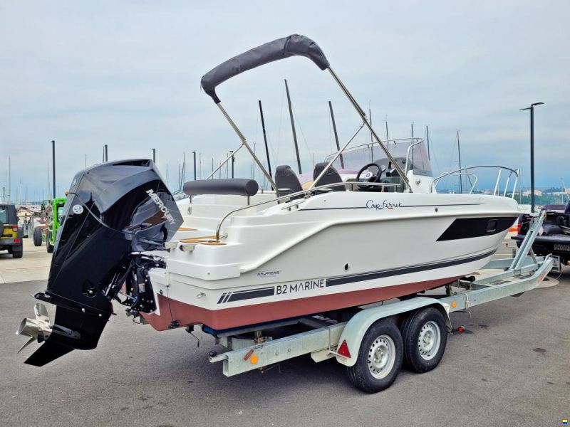 B2 Marine Cap Ferret 702 Sun Deck