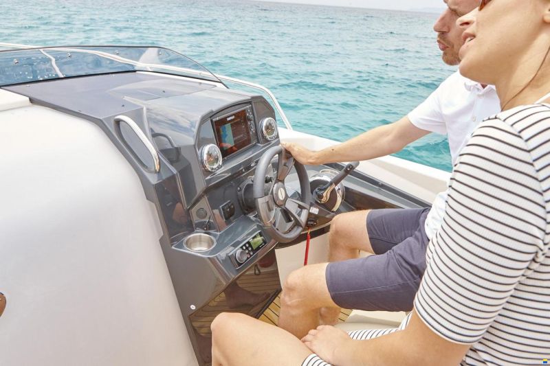 Quicksilver 555 Cabin mit 15PS und Trailer