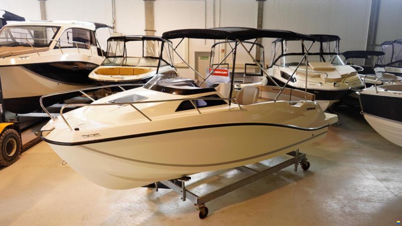Quicksilver Activ 555 Cabin