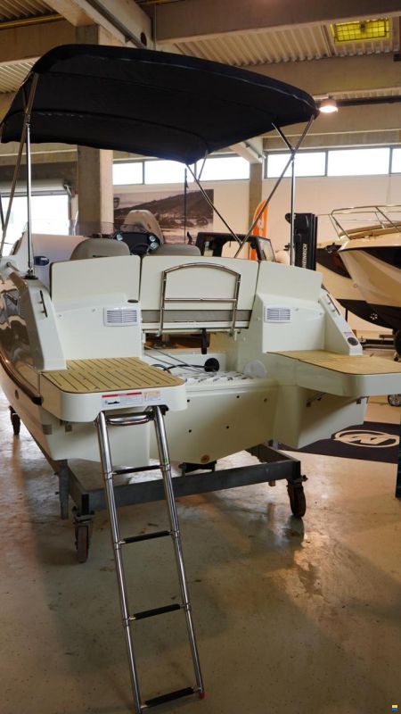 Quicksilver Activ 555 Cabin