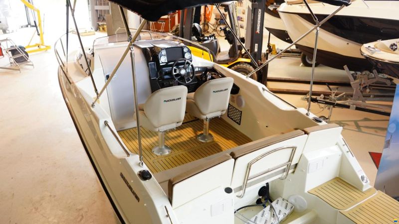 Quicksilver Activ 555 Cabin