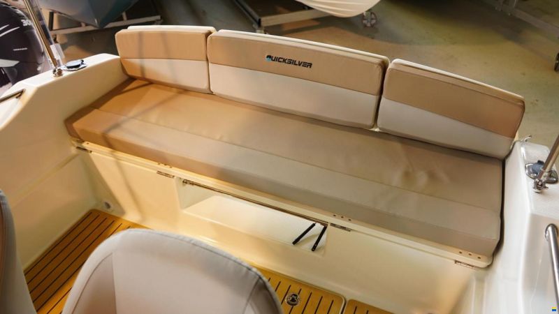 Quicksilver Activ 555 Cabin