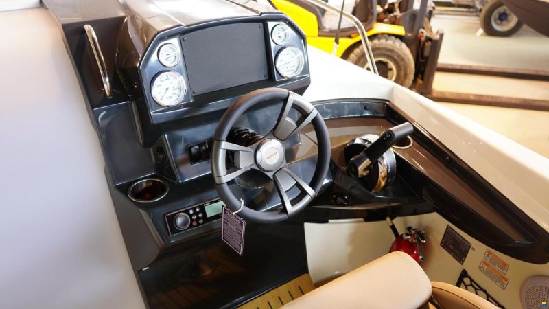 Quicksilver Activ 555 Cabin