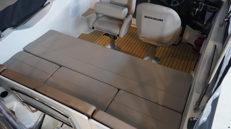 Quicksilver Activ 555 Cabin