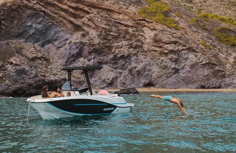 Quicksilver Activ 705 Open mit 150PS und Trailer