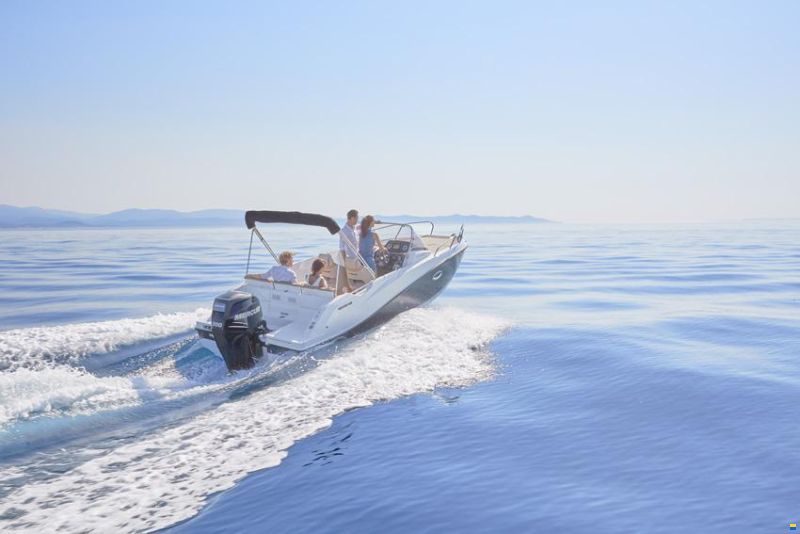 Quicksilver Activ 675 Sundeck