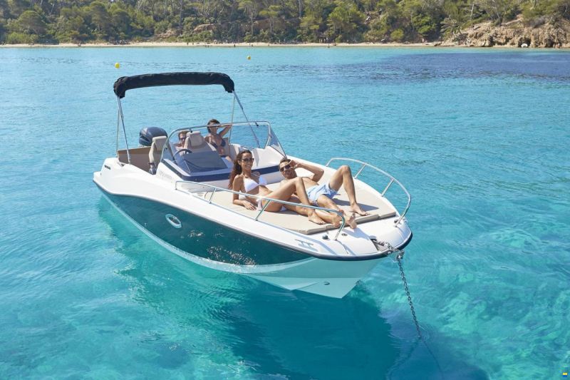 Quicksilver Activ 675 Sundeck