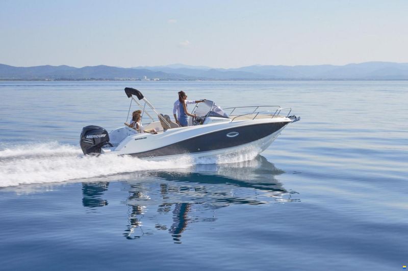 Quicksilver Activ 675 Sundeck