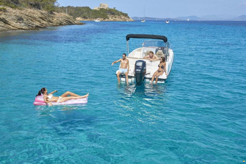 Quicksilver Activ 675 Sundeck