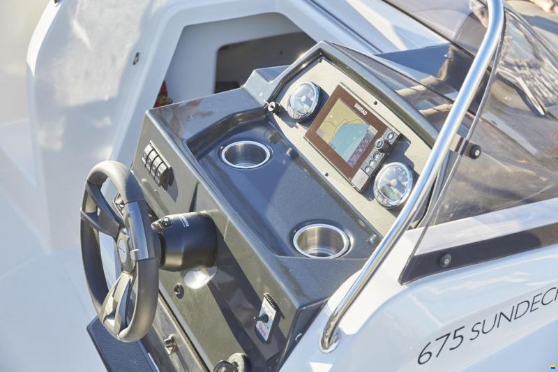 Quicksilver Activ 675 Sundeck und Trailer