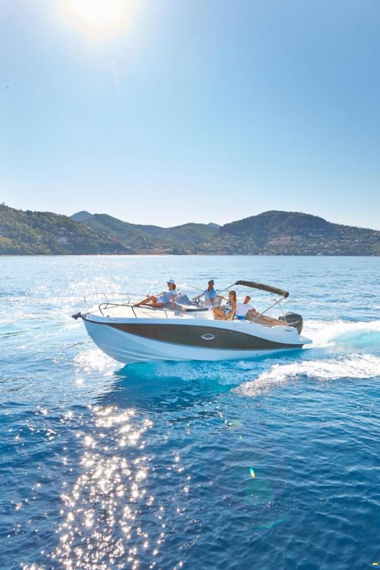 Quicksilver Activ 755 Sundeck