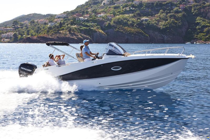 Quicksilver Activ 755 Sundeck und Trailer