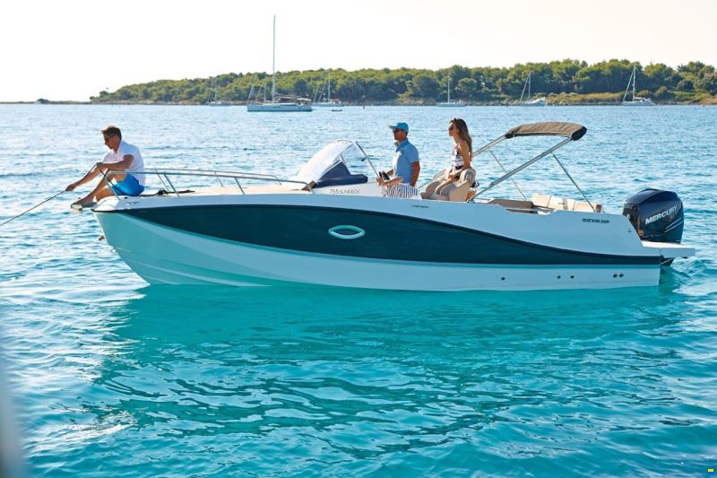 Quicksilver Activ 755 Sundeck  und Trailer
