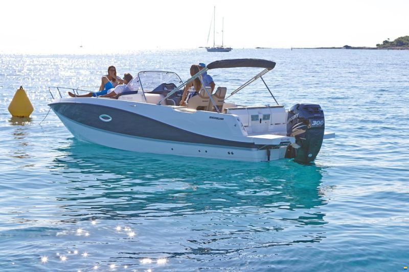 Quicksilver Activ 755 Sundeck und Trailer