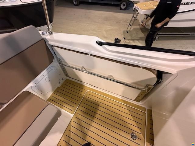 Quicksilver 755 Sundeck