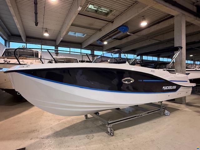 Quicksilver 755 Sundeck