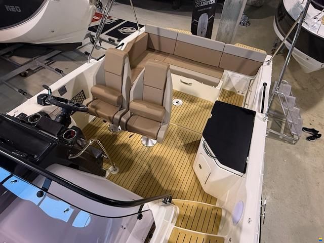 Quicksilver 755 Sundeck