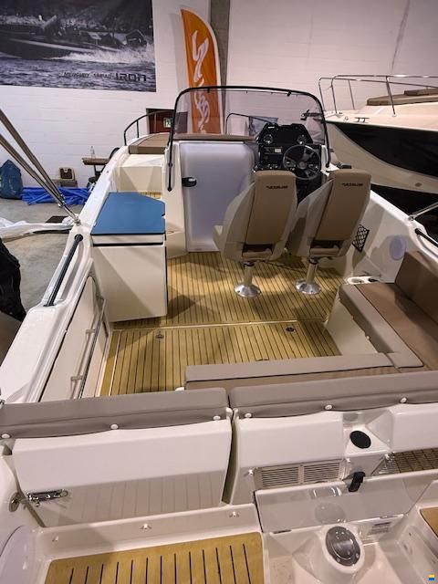 Quicksilver 755 Sundeck