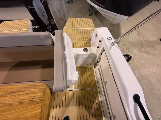 Quicksilver 755 Sundeck