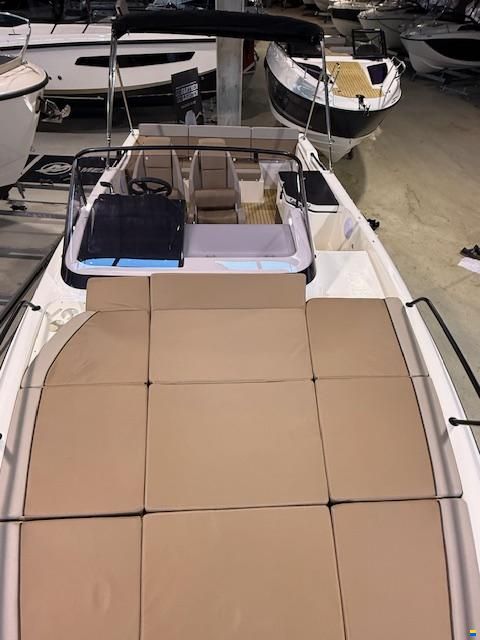 Quicksilver 755 Sundeck