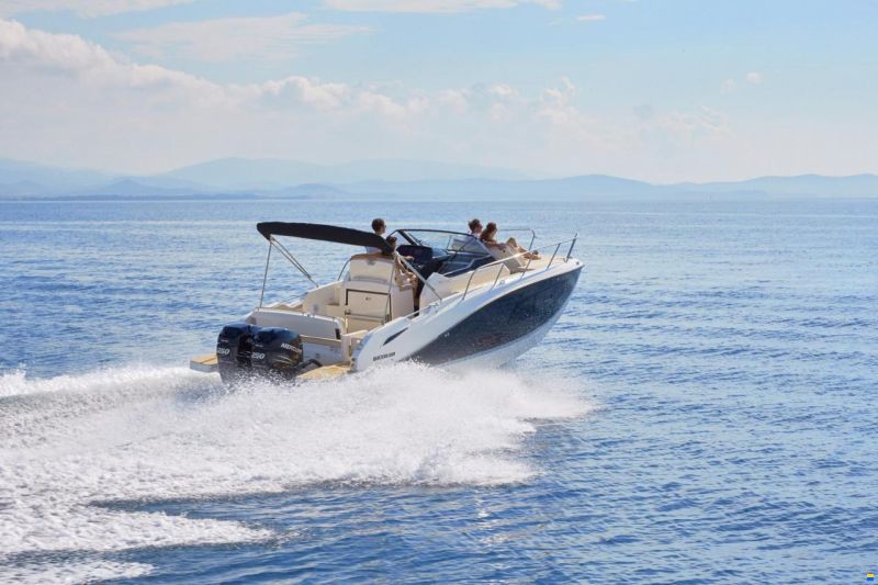 Quicksilver Activ 875 Sundeck