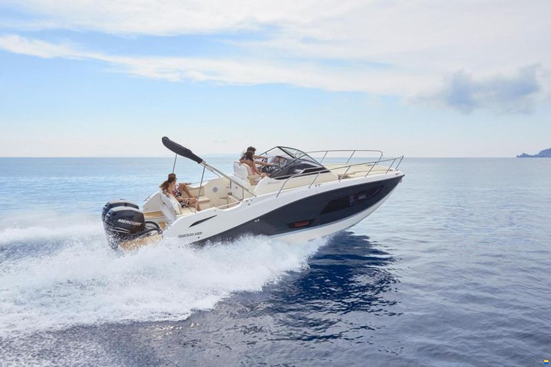 Quicksilver Activ 875 Sundeck