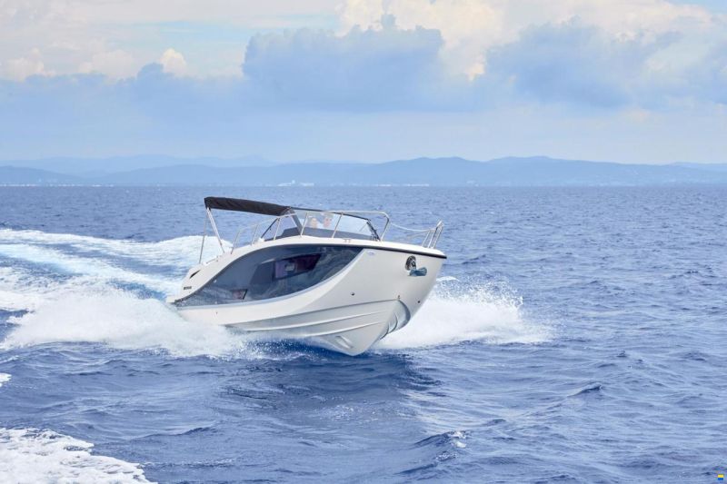 Quicksilver Activ 875 Sundeck