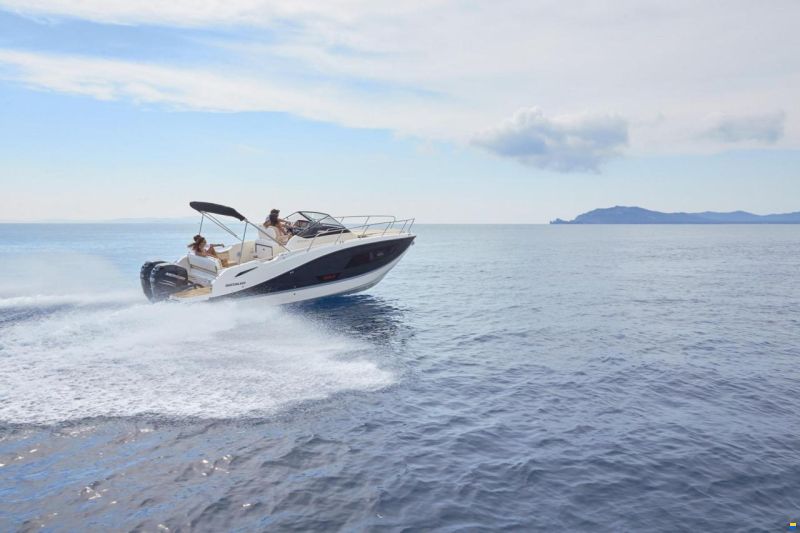 Quicksilver Activ 875 Sundeck