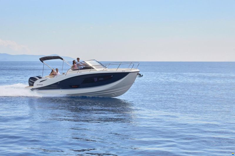 Quicksilver Activ 875 Sundeck