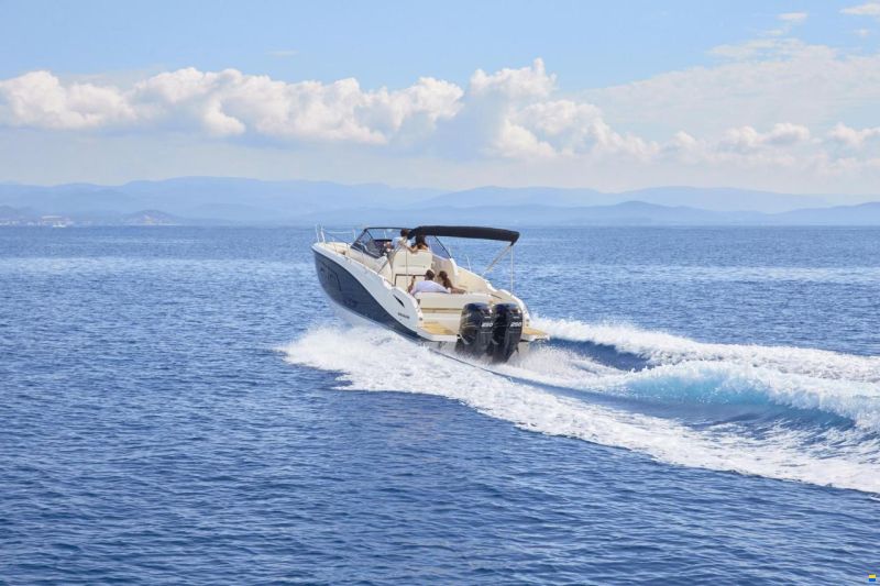 Quicksilver Activ 875 Sundeck