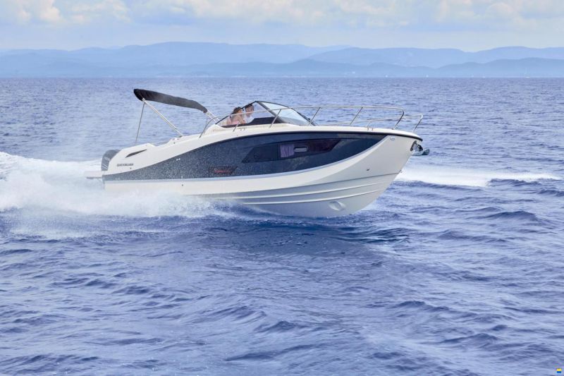 Quicksilver Activ 875 Sundeck